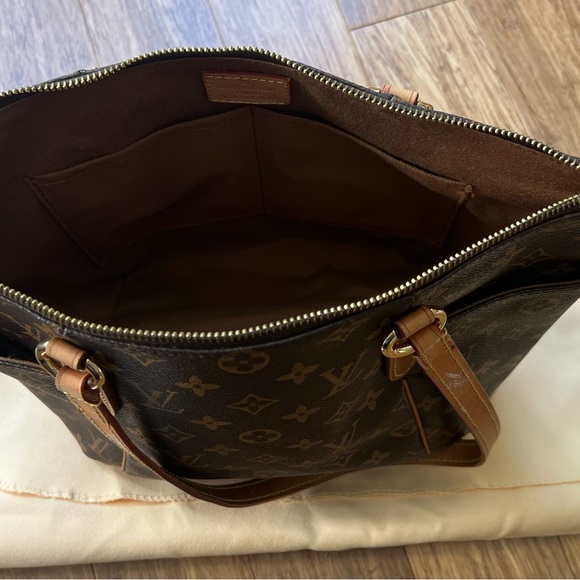 Louis Vuitton over the shoulder bag - Picture 3 of 5